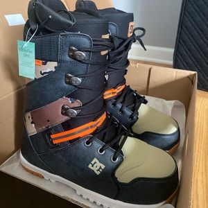 NWT-DC snowboarding boots-Size 11